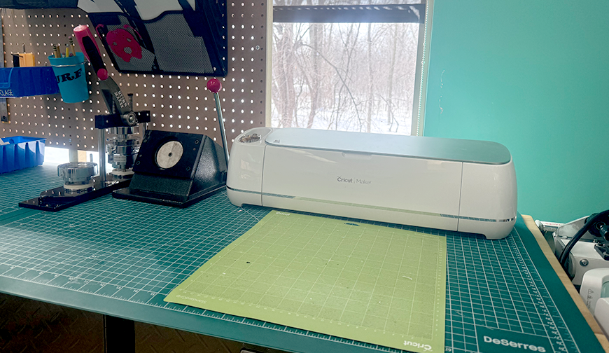 CRÉATION D’AUTOCOLLANTS  AVEC LA CRICUT MAKER